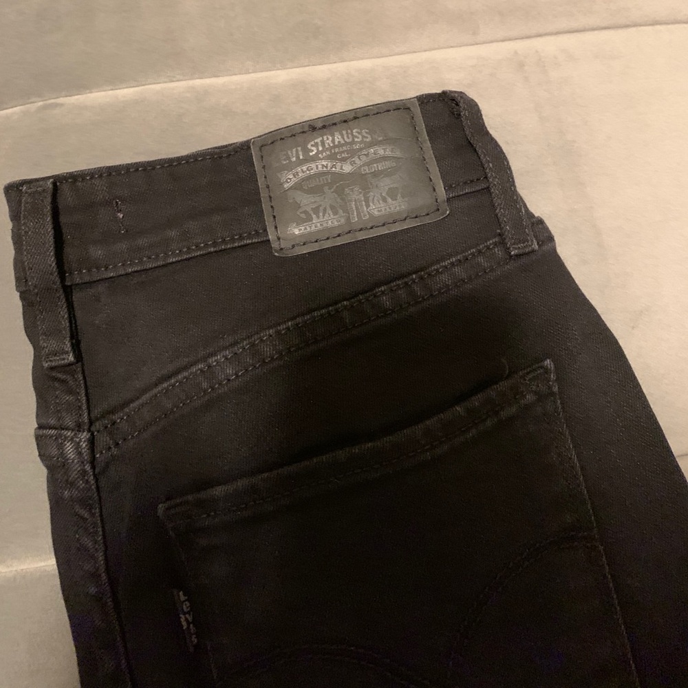 Levi’s high rise skinny jeans in waist size 28